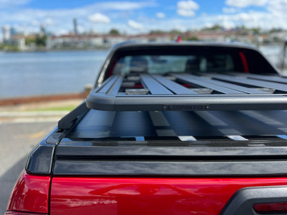 Close up of Akuma 4x4 logo on Rogue Tub Rack