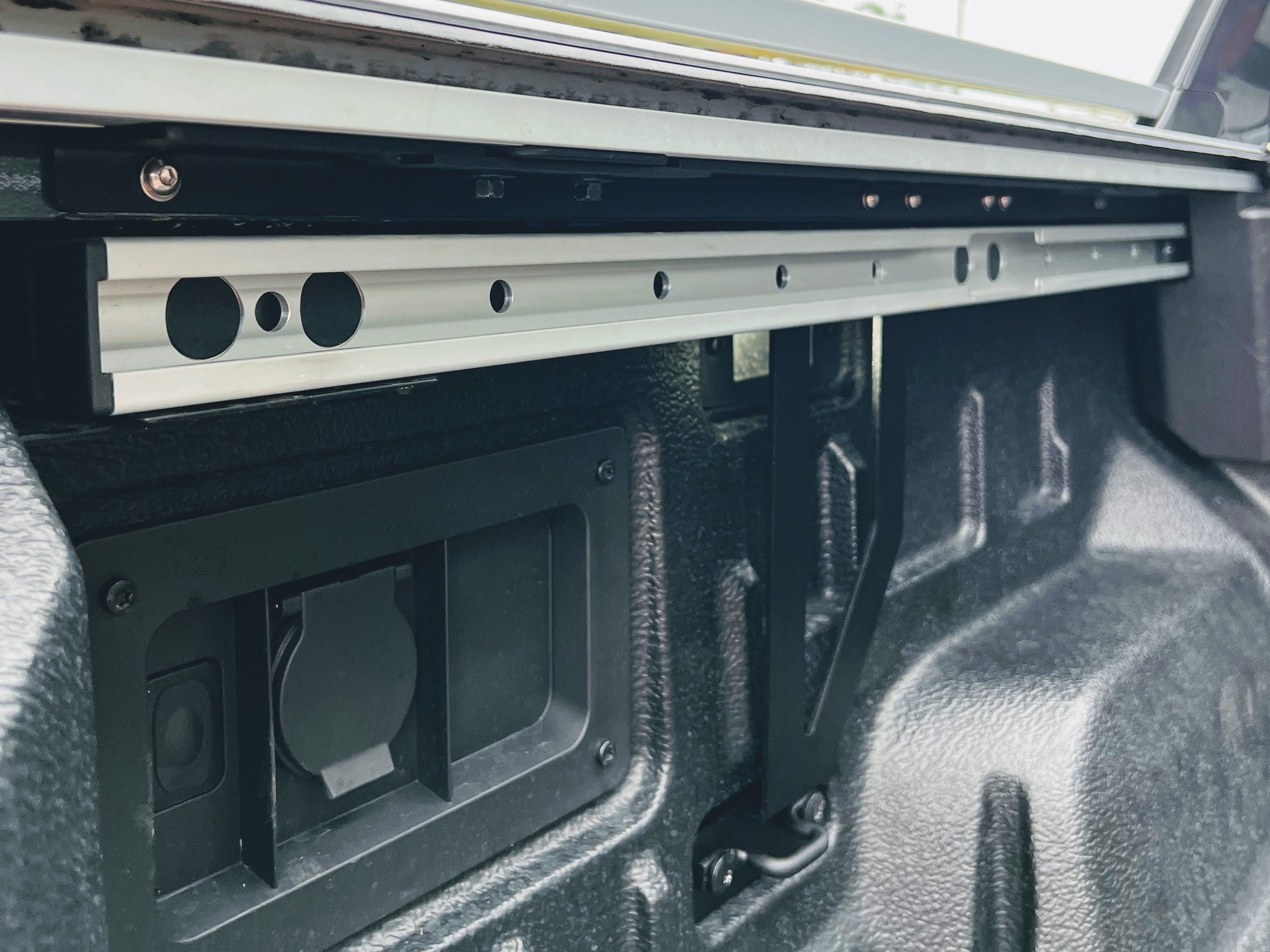 Roller support bracing set attached to Ford Wildtrak 